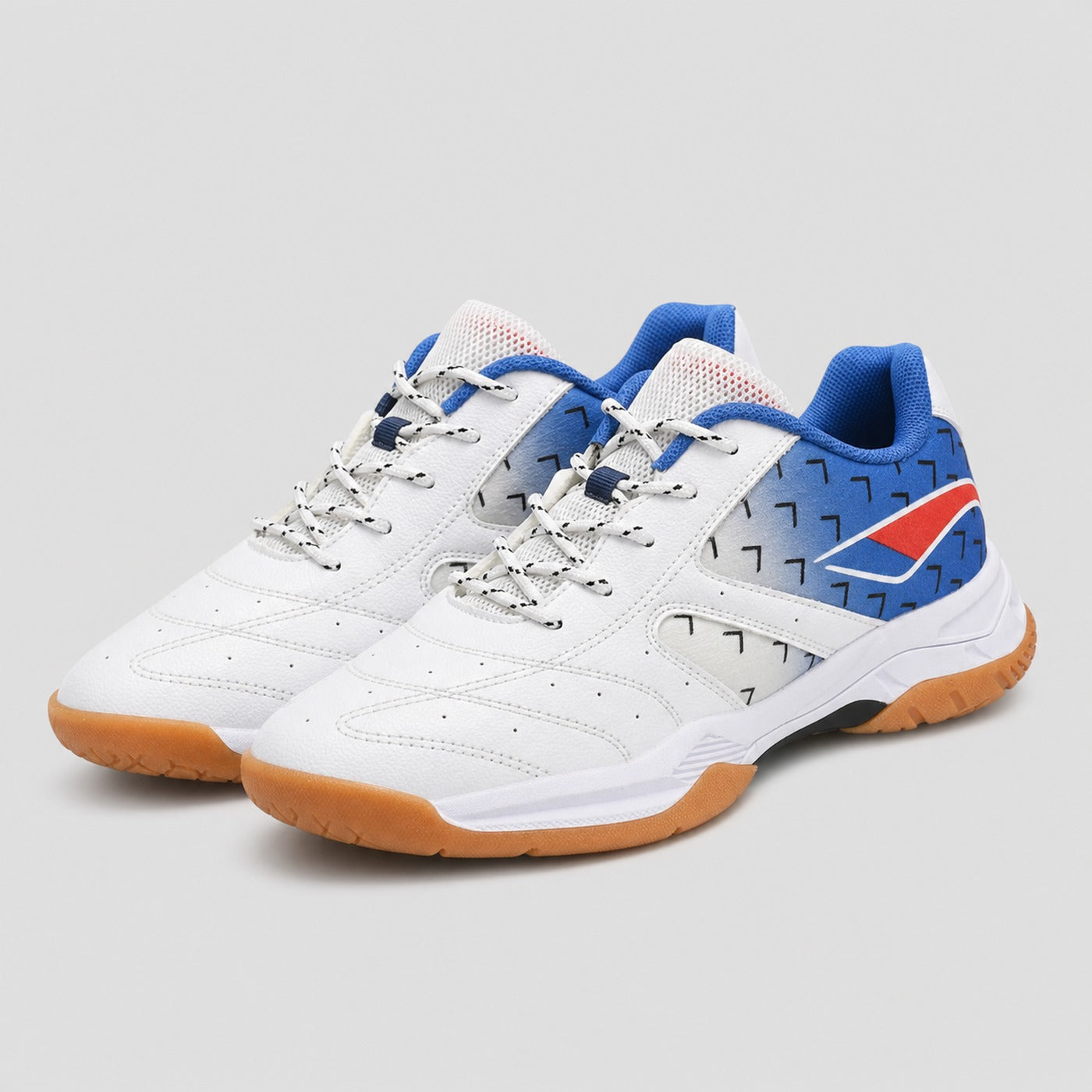 Chaussures de padel junior RAVYKO blanches et bleues, semelle gomme, vue trois quarts sur fond studio