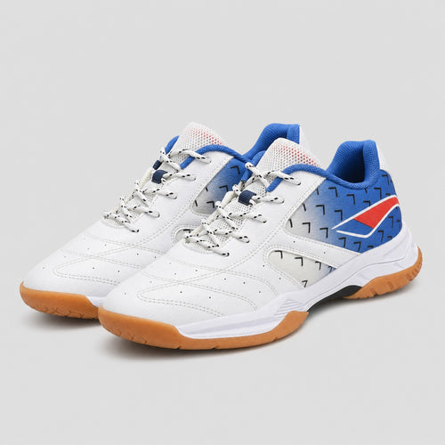 Chaussures de padel junior RAVYKO blanches et bleues, semelle gomme, vue trois quarts sur fond studio
